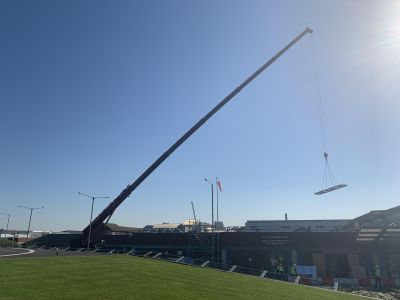 Crane delivering steel structures